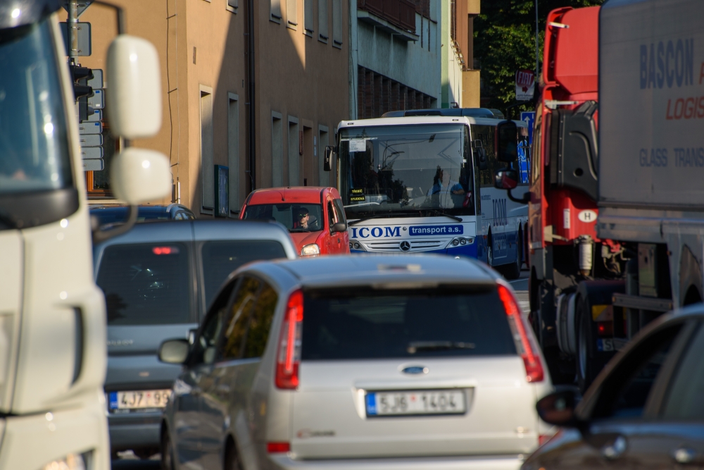 V Třebíči narůstá počet aut, zabírají veřejný prostor