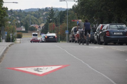 piktogramové koridory mohou přejíždět osobní i nákladní auta, se zachováním bezpečnosti při předjížd